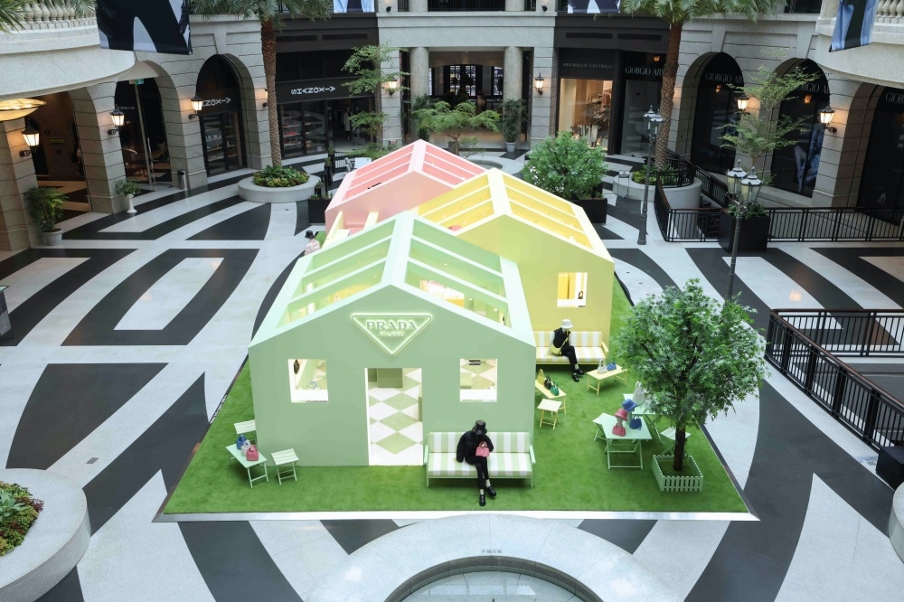 台北Bellavita寶麗廣場開設全新期間限定店Prada Village。
