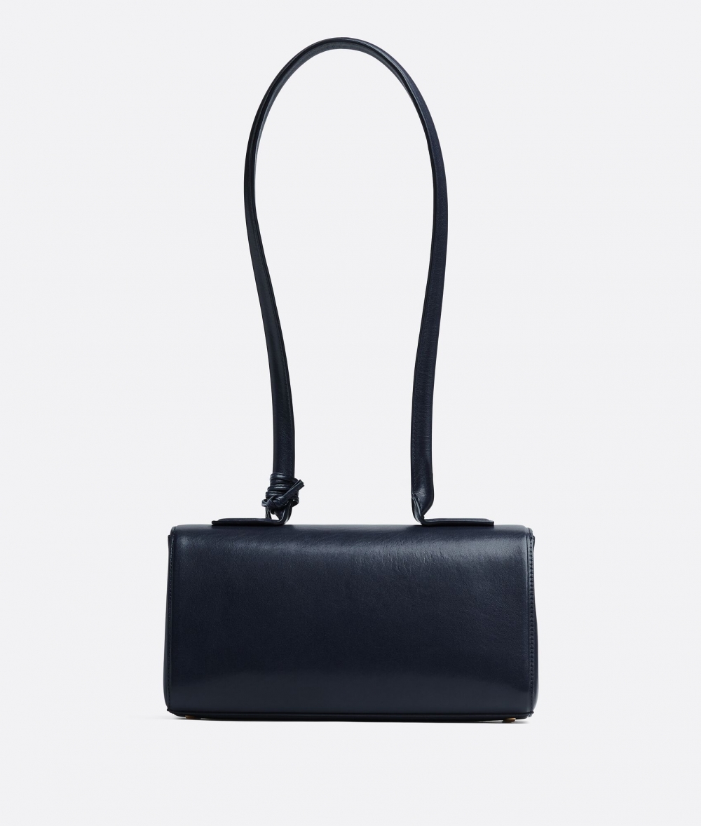 全新Desiree手袋呈長方形。