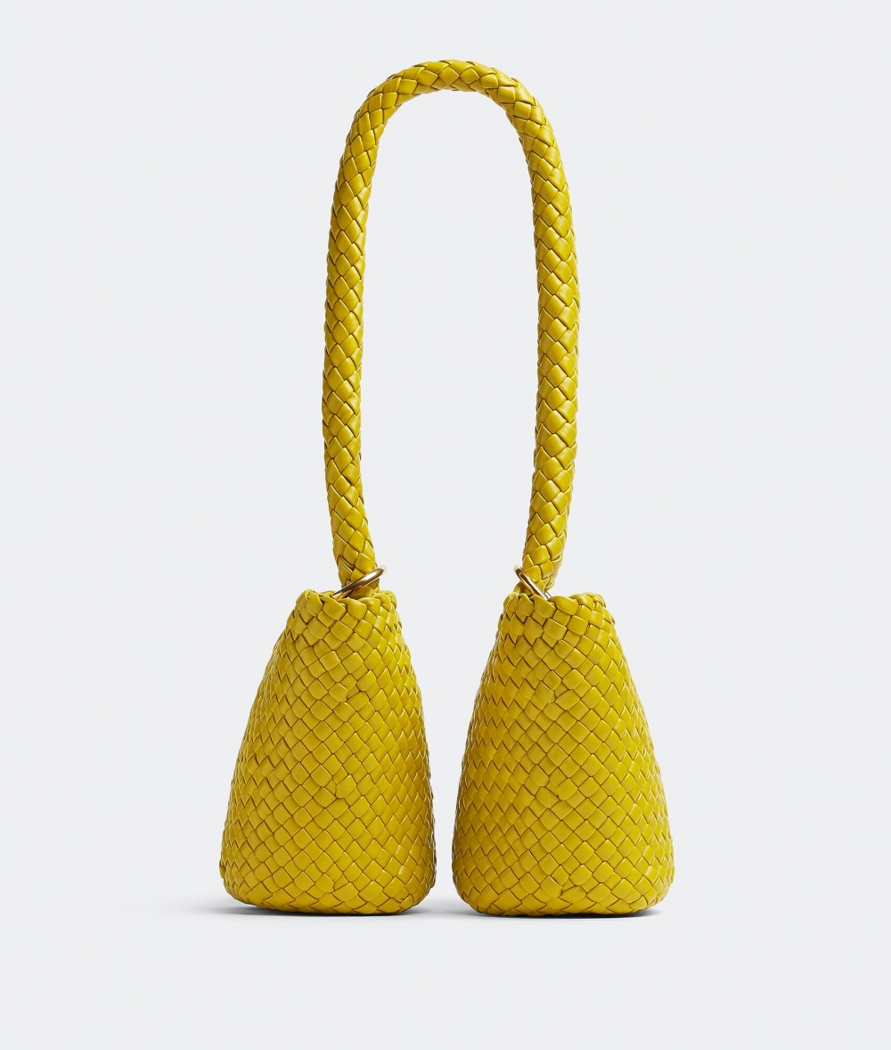 2022秋冬亮相的Kalimero水桶袋。