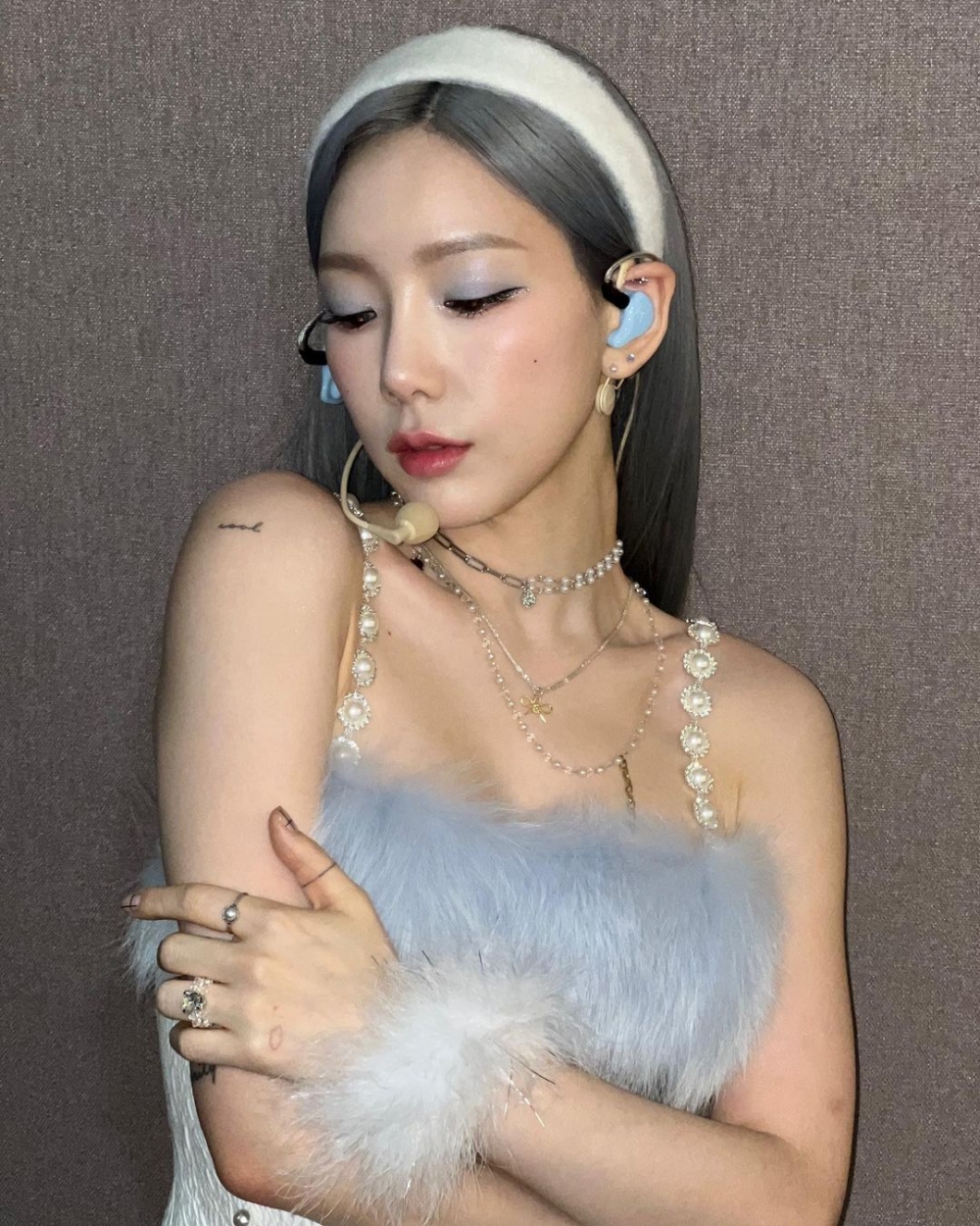 和服裝相呼應的絨面款式