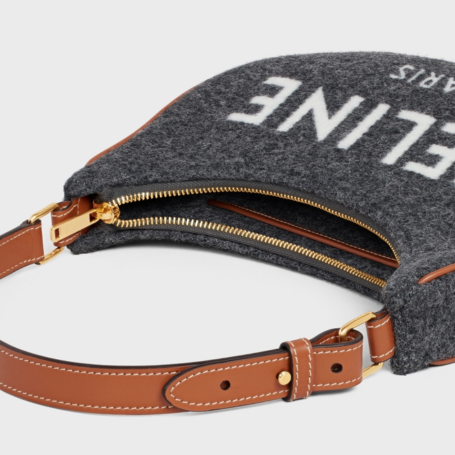 搭配褐色皮革的肩背帶。