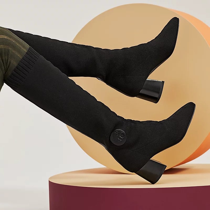 與皮靴散發出不同的質感。