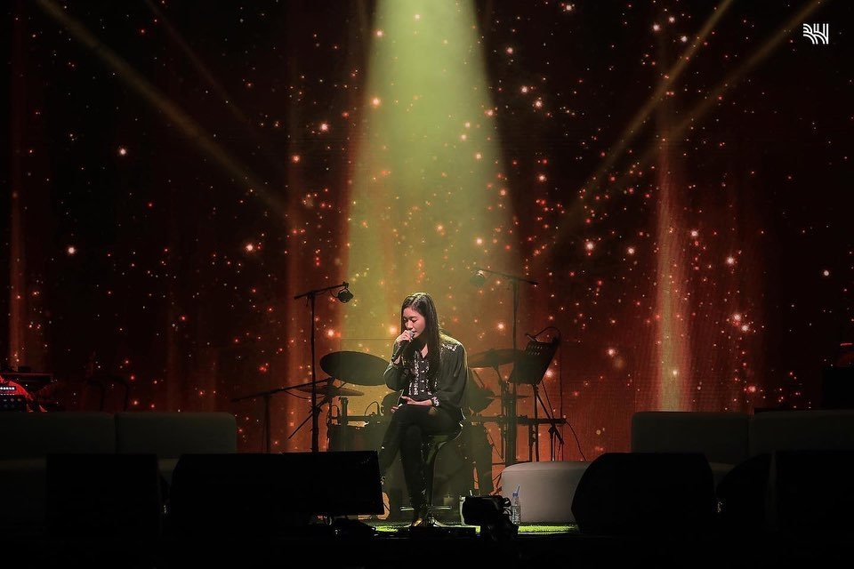 美得閃閃發光的她。