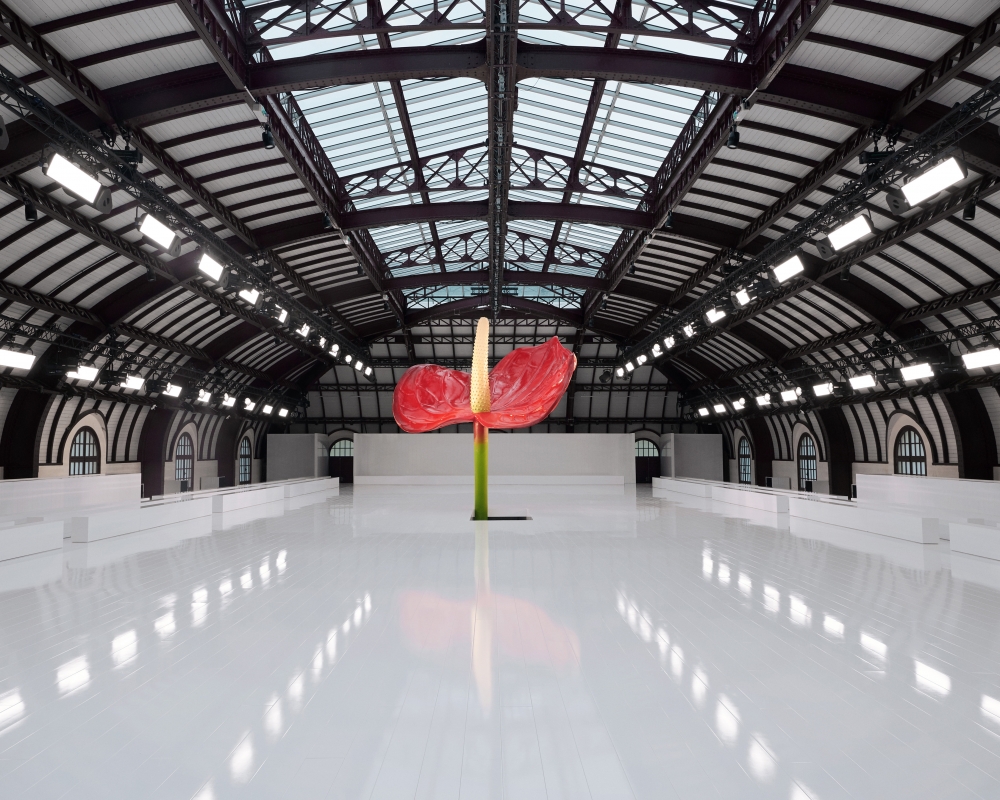 本次的秀場有著鮮艷的裝飾。