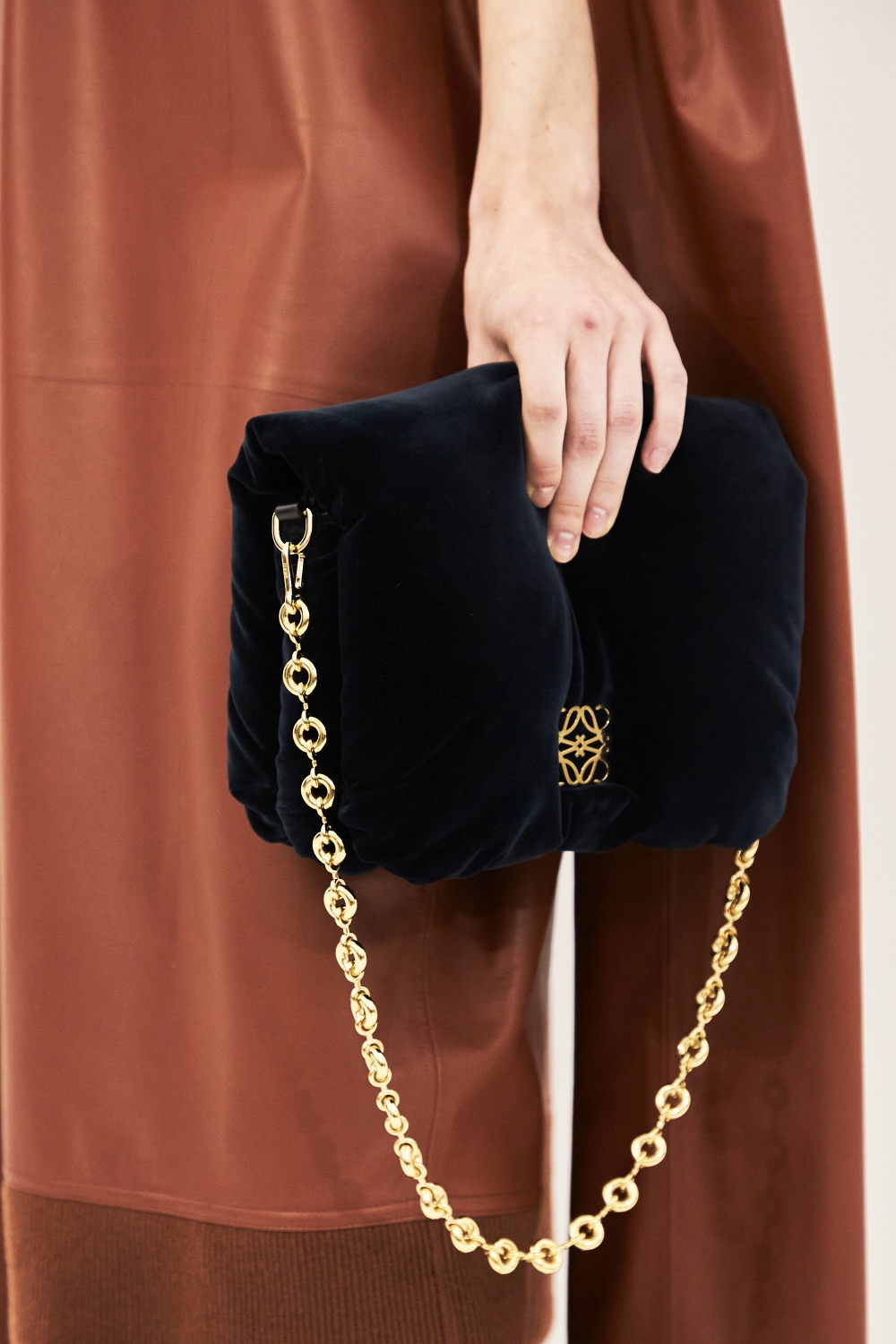 還有推出黑色絨布的材質。