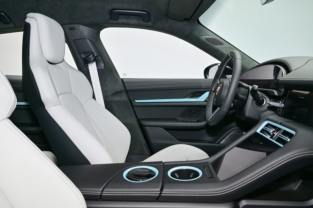 內部設計也延續著簡約的風格。