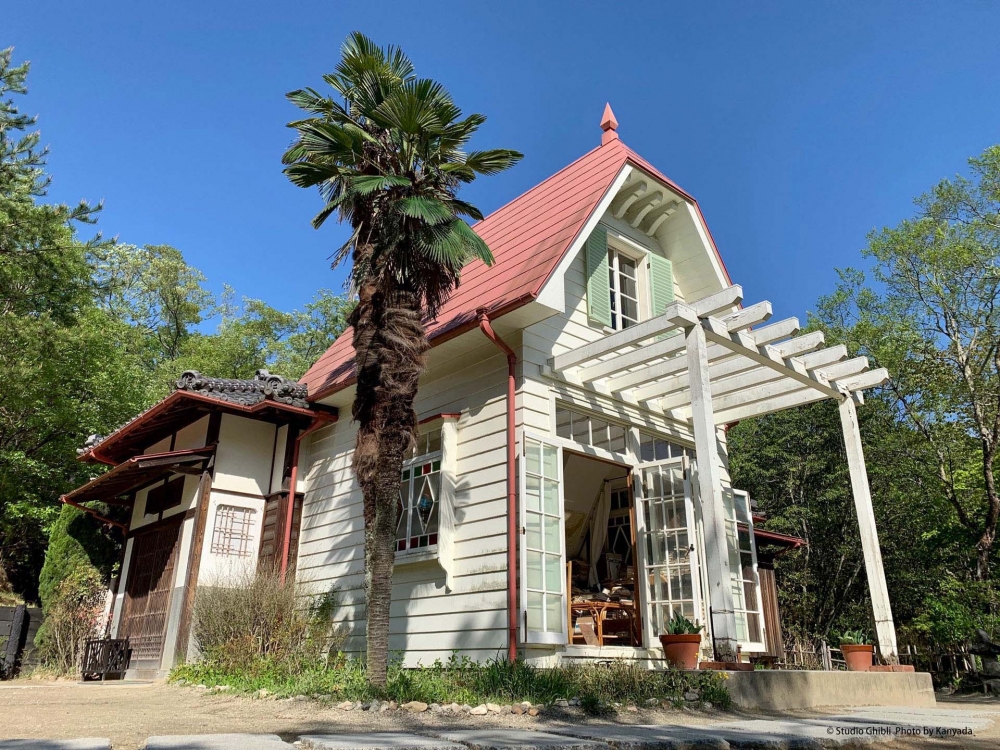 內裏真實呈現電影中房子的佈局,可看見小月父親凌亂的房間呢。