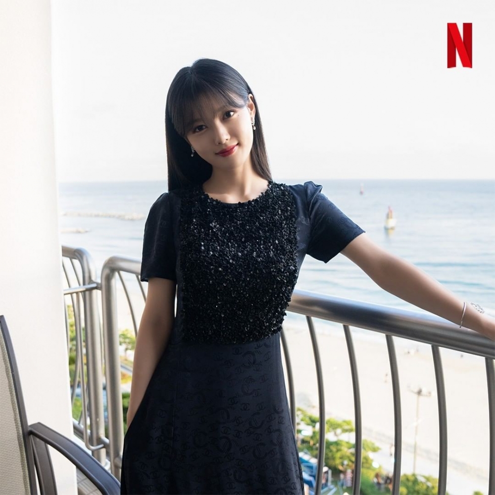 穿著CHANEL禮服，典雅登場的金裕貞真的很美。