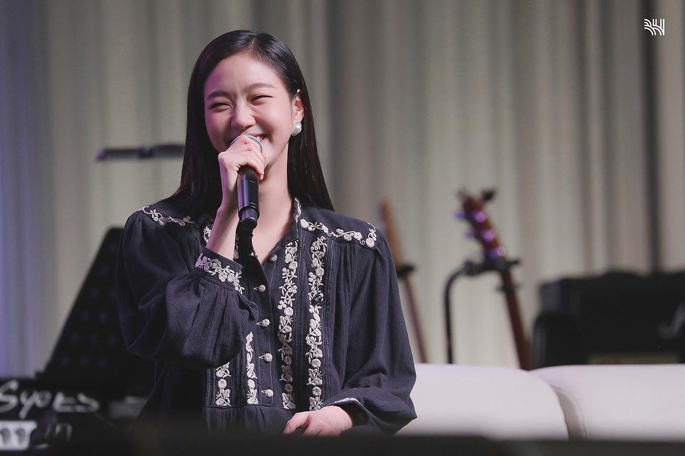 不知不覺間,她也出道十年了。