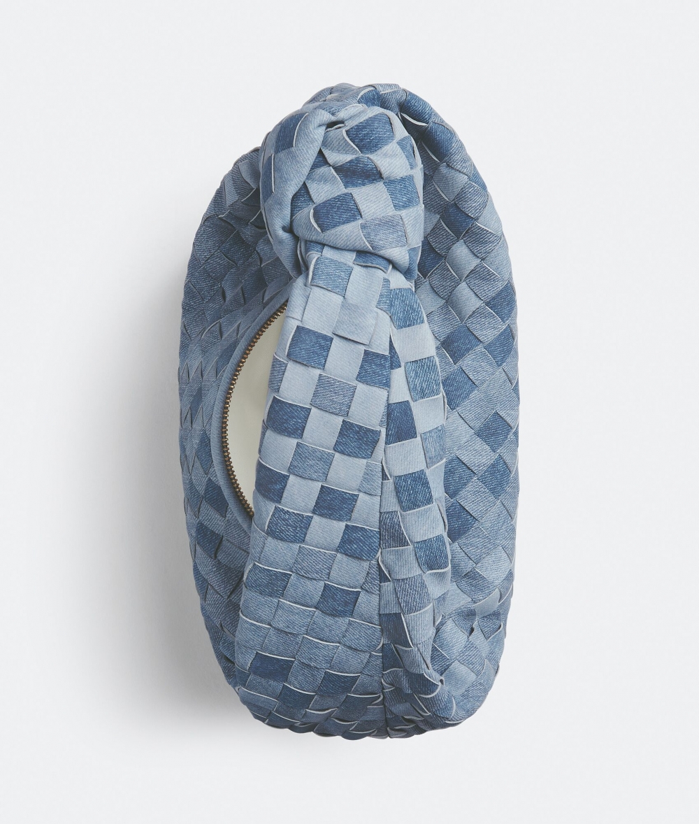 深淺交織的牛仔效果皮革單肩包。