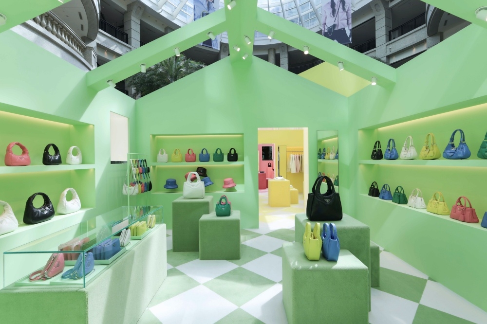 一條路徑,穿過柔和粉嫩色調的繽紛小屋。