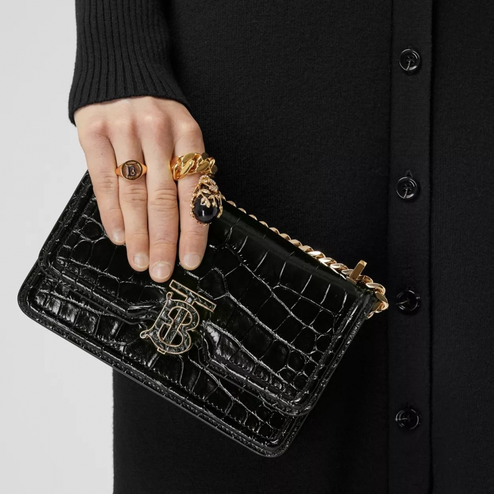 模特兒示範Embossed Leather Mini Chain TB Bag。