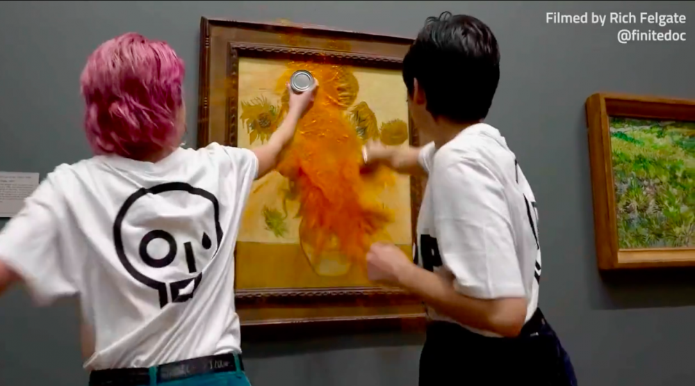 兩名女子把番茄汁潑向名畫。