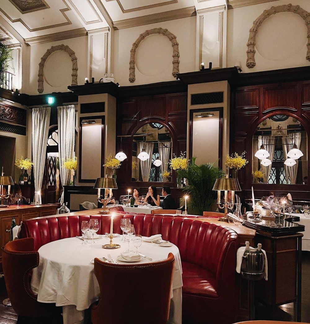 坐在長紅色長椅上品嚐美酒佳餚,真的很浪漫。