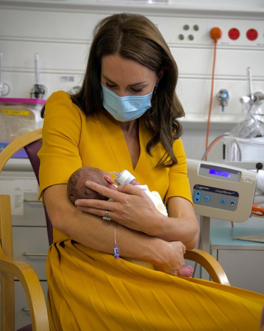 領口有著V領的設計也讓洋裝的造型不會太過單調。