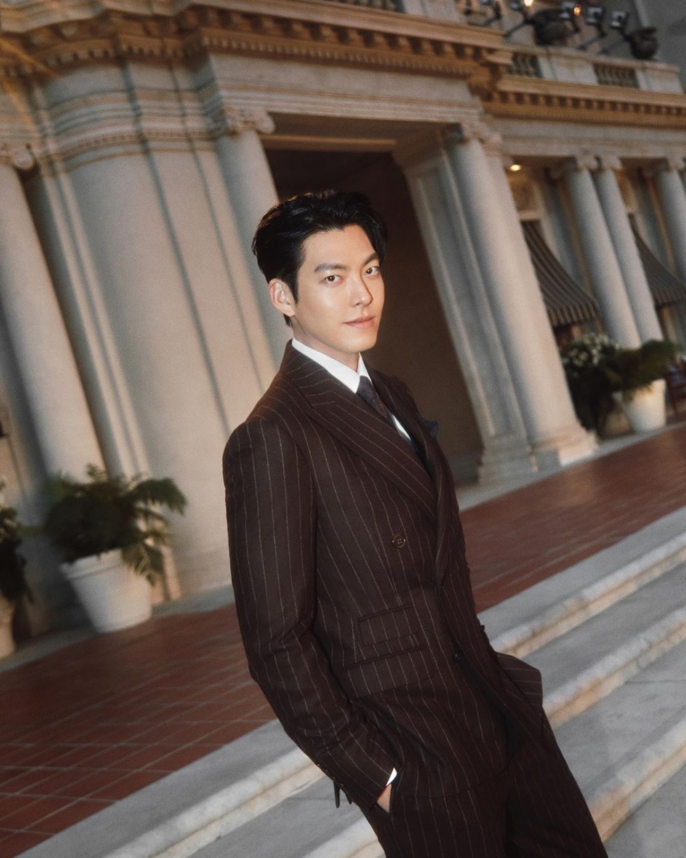 在秀場上則換上棕色的西裝。