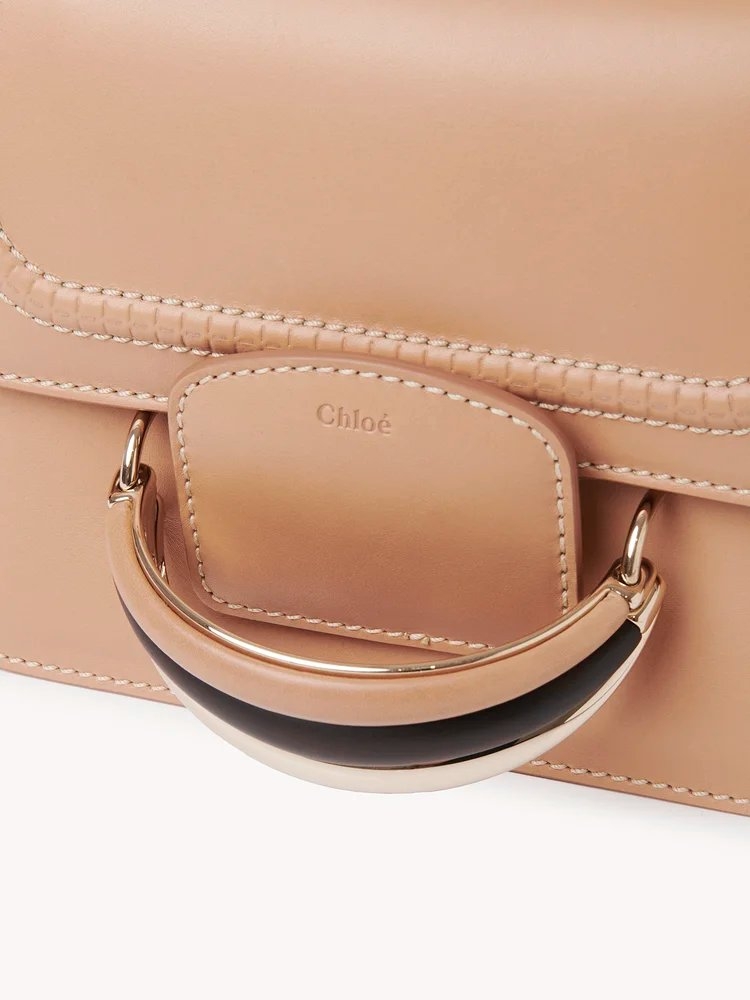 小巧尺寸的手袋總是能擄獲人心。