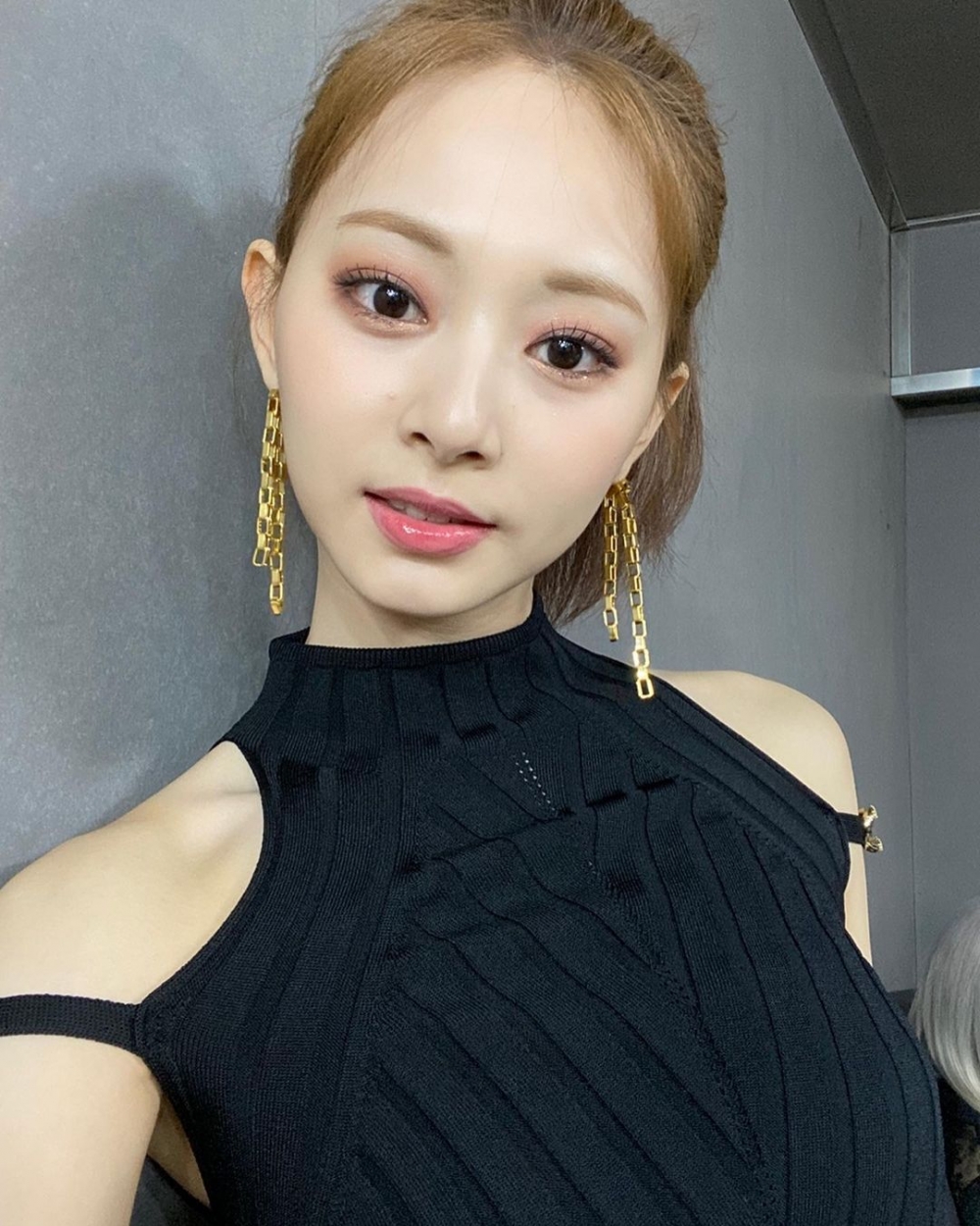 子瑜以往的妝容大多以粉嫩甜美為主,少女感十足。