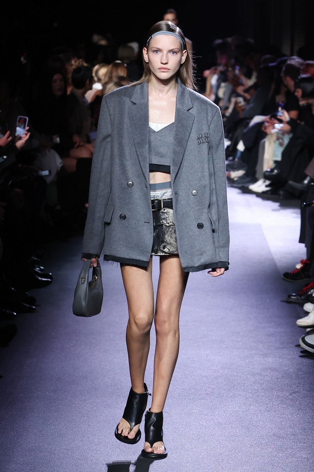 秀場上也繼續著Y2K熱潮。