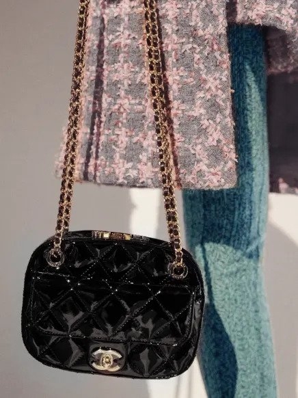 模特兒揹著CHANEL Mini Camera Case。