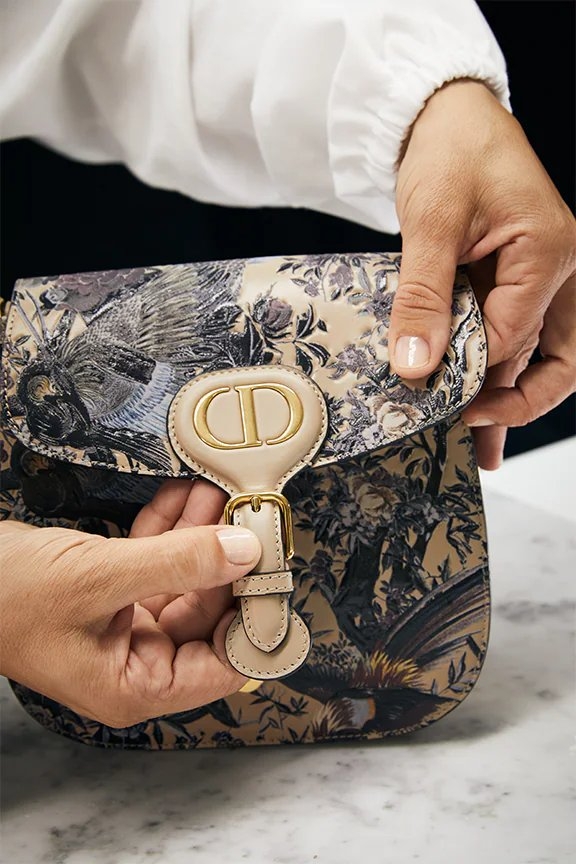 換上新花色的Dior Bobby Frame手袋優雅登場。