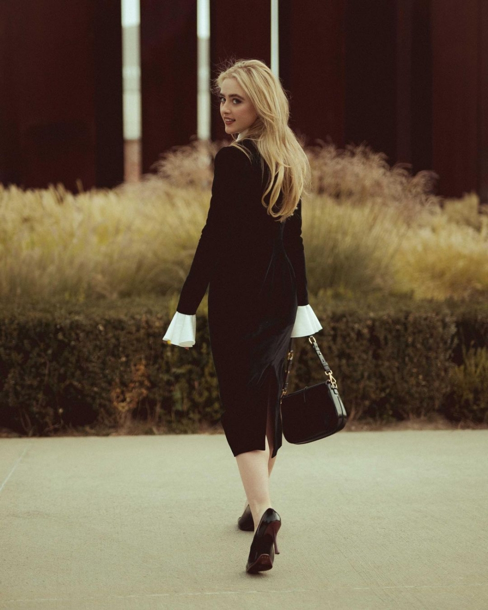 這回眸一笑真動人。