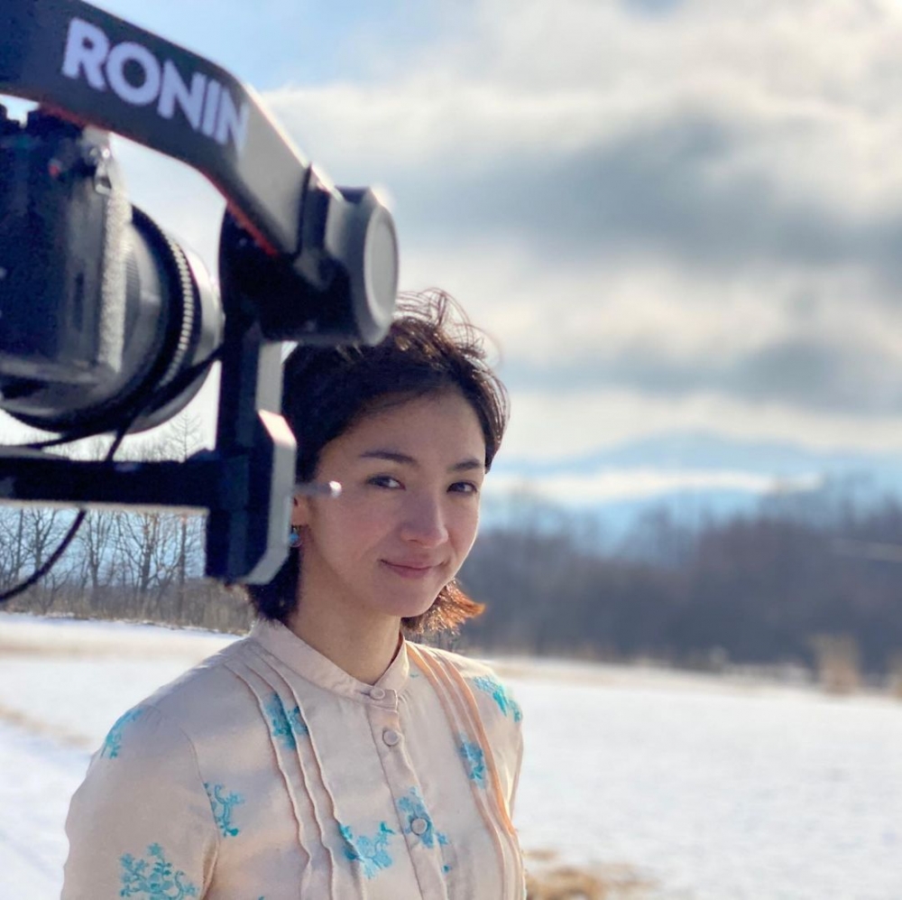 滿島光為護膚品牌拍攝廣告時,很多時都會以素顏出鏡,完全無懼高清鏡頭的鉅細無遺。