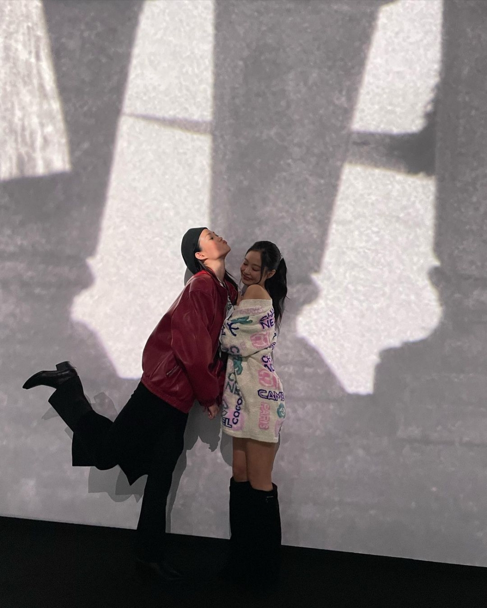 這次她的鞋履是選擇黑色長靴也非常時髦。