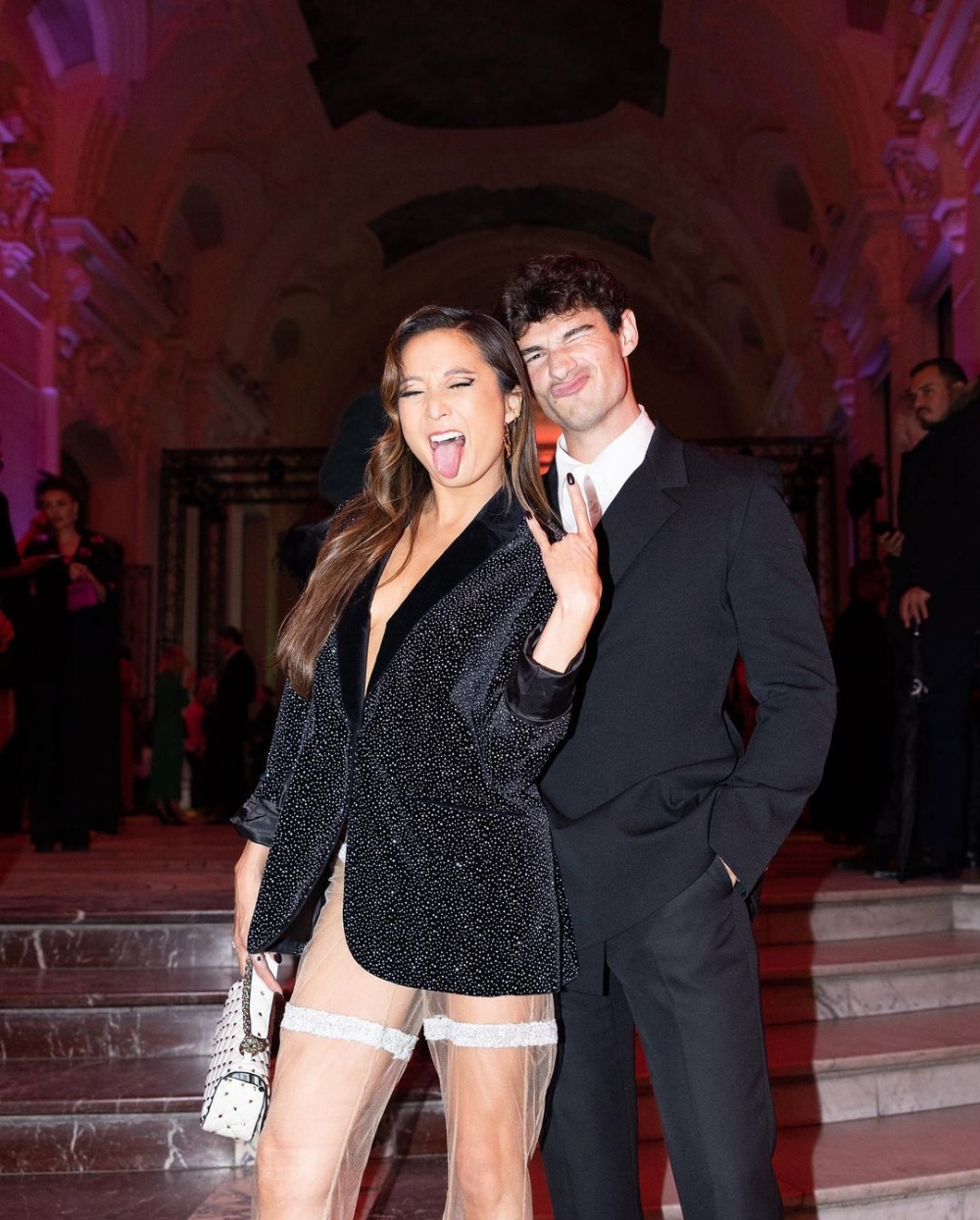 他在社群上一連放了兩張照片。