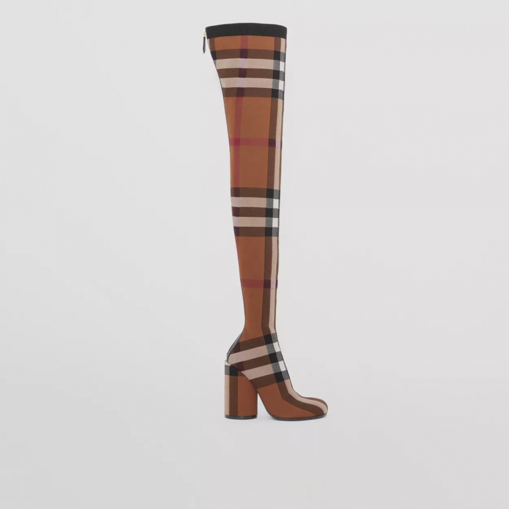 一登場就成為矚目焦點的Knitted Check Over-the-knee Sock Boots。