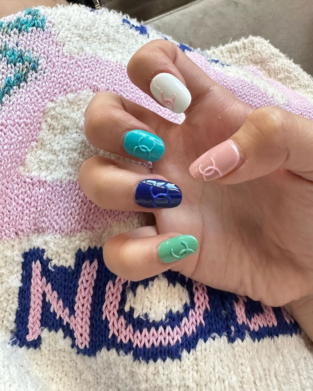 除此之外,她這次的指甲造型也很搶眼。