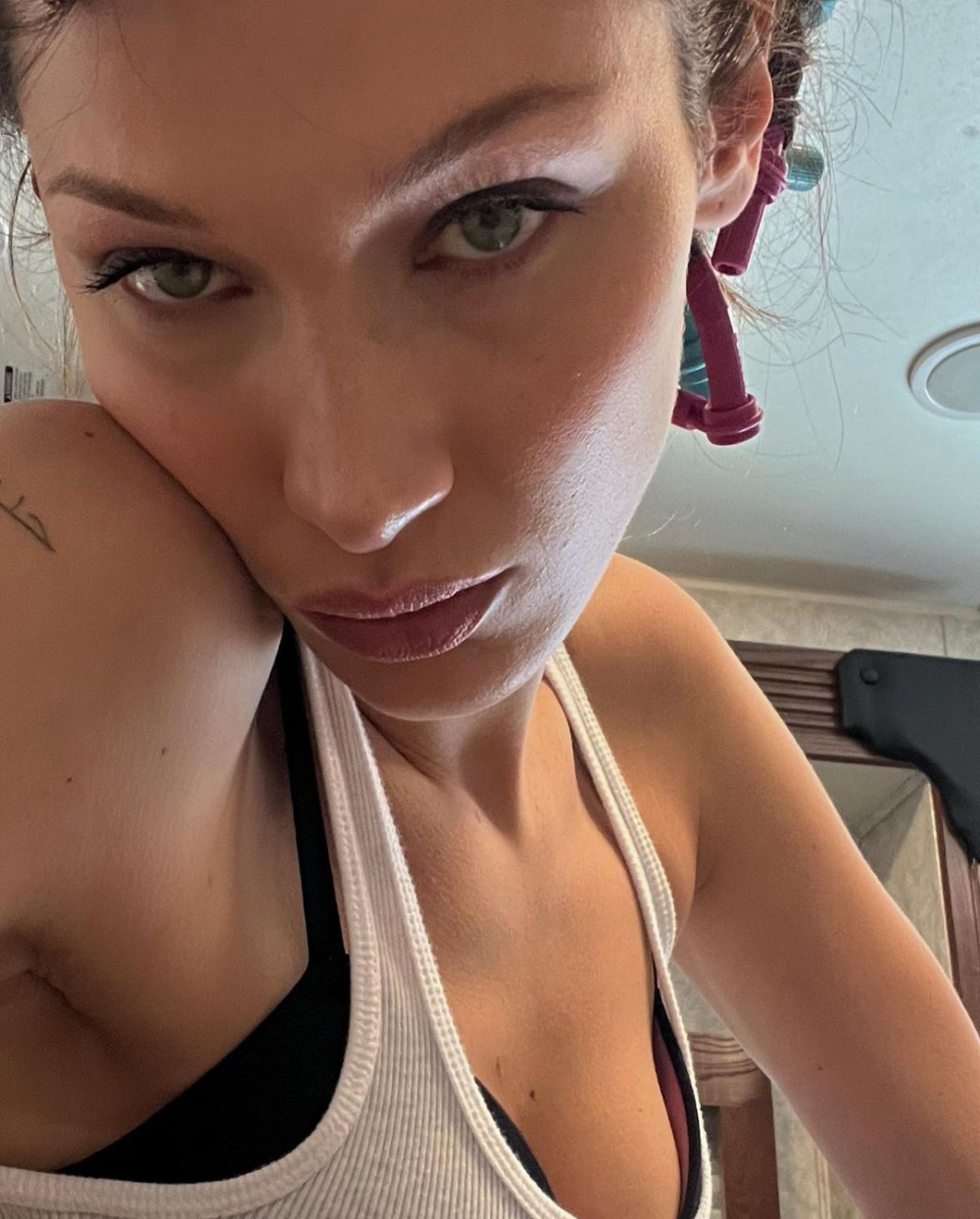 Bella的肌膚日常護膚十分簡單,都是潔臉、敷面膜,以及塗上含油成分的精華液。