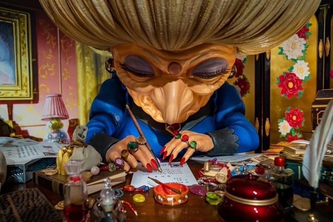 湯婆婆在低頭工作,看來要安靜一點。