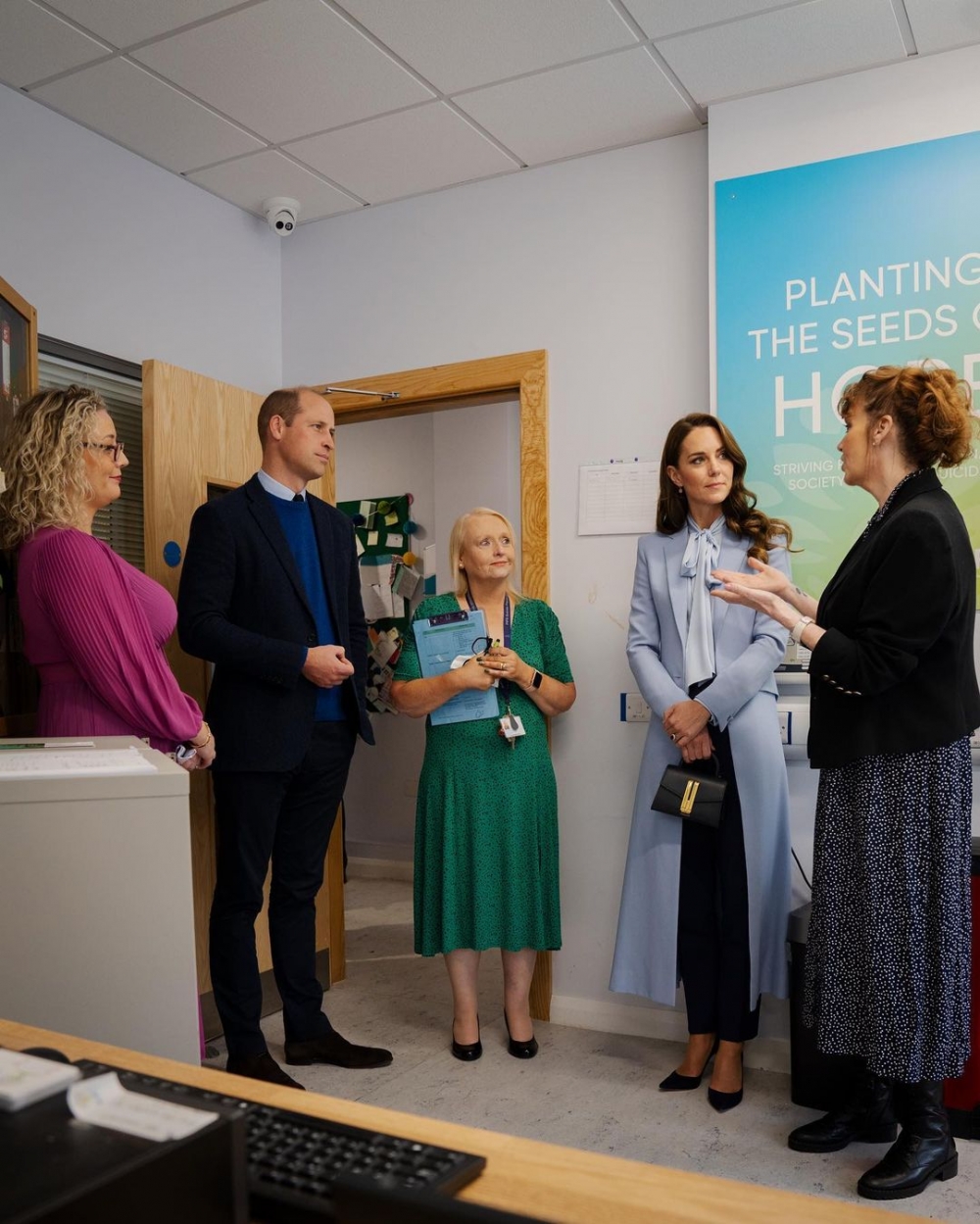 最後來到了這套優雅的藍色穿搭。