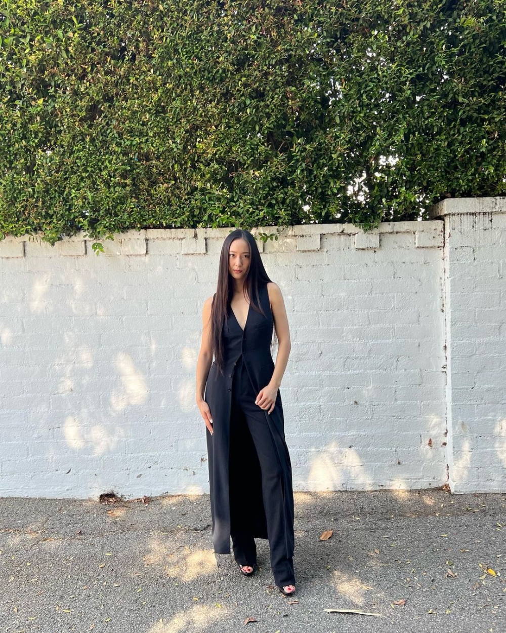 她還有穿上另一套為品牌拍攝形象短片。