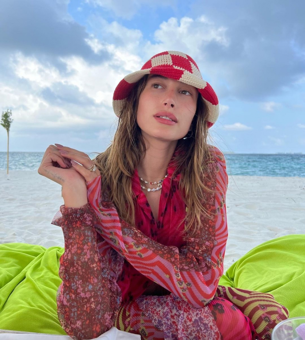 Hailey Bieber 表示婚後曾和Selena Gomez聯絡。