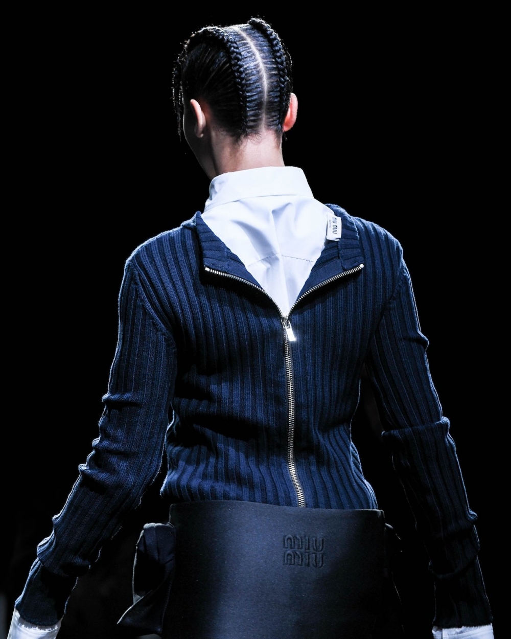 將針織上衣營造出像是反穿的穿搭也是值得筆記的穿搭。