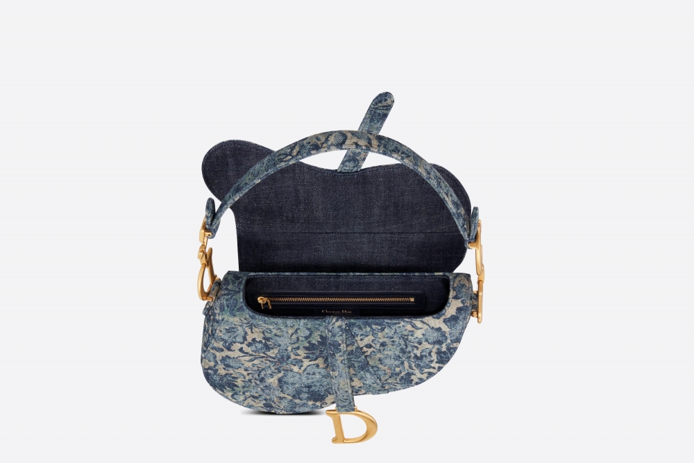 翻蓋與D形馬蹬磁扣彰顯品牌獨特的美感。