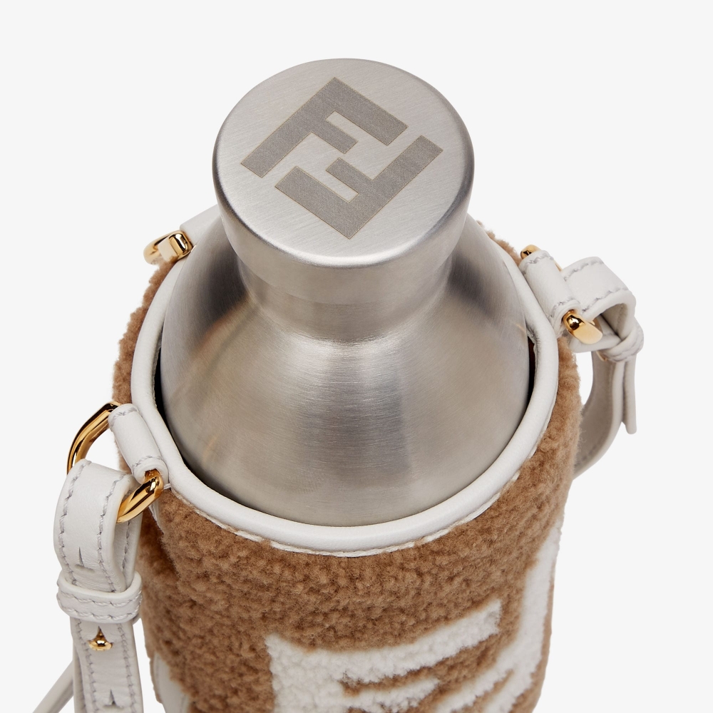 標誌性FF裝飾瓶塞。