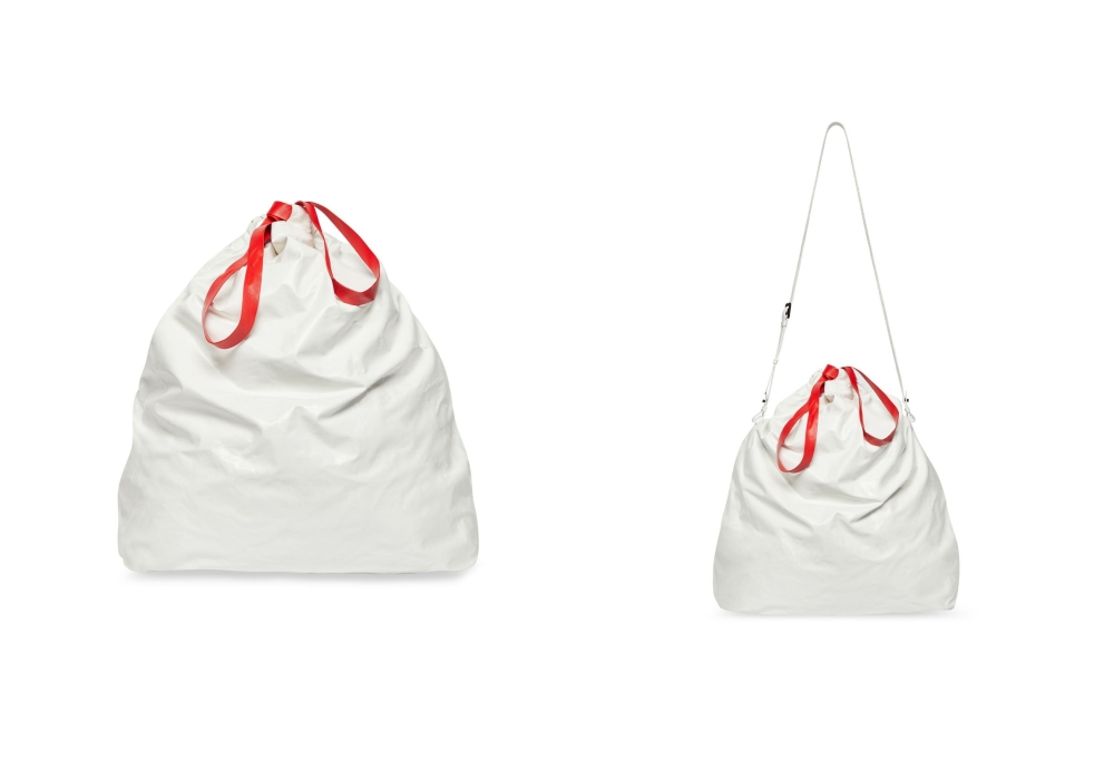 目前官網上架了全黑與紅白配的款式。