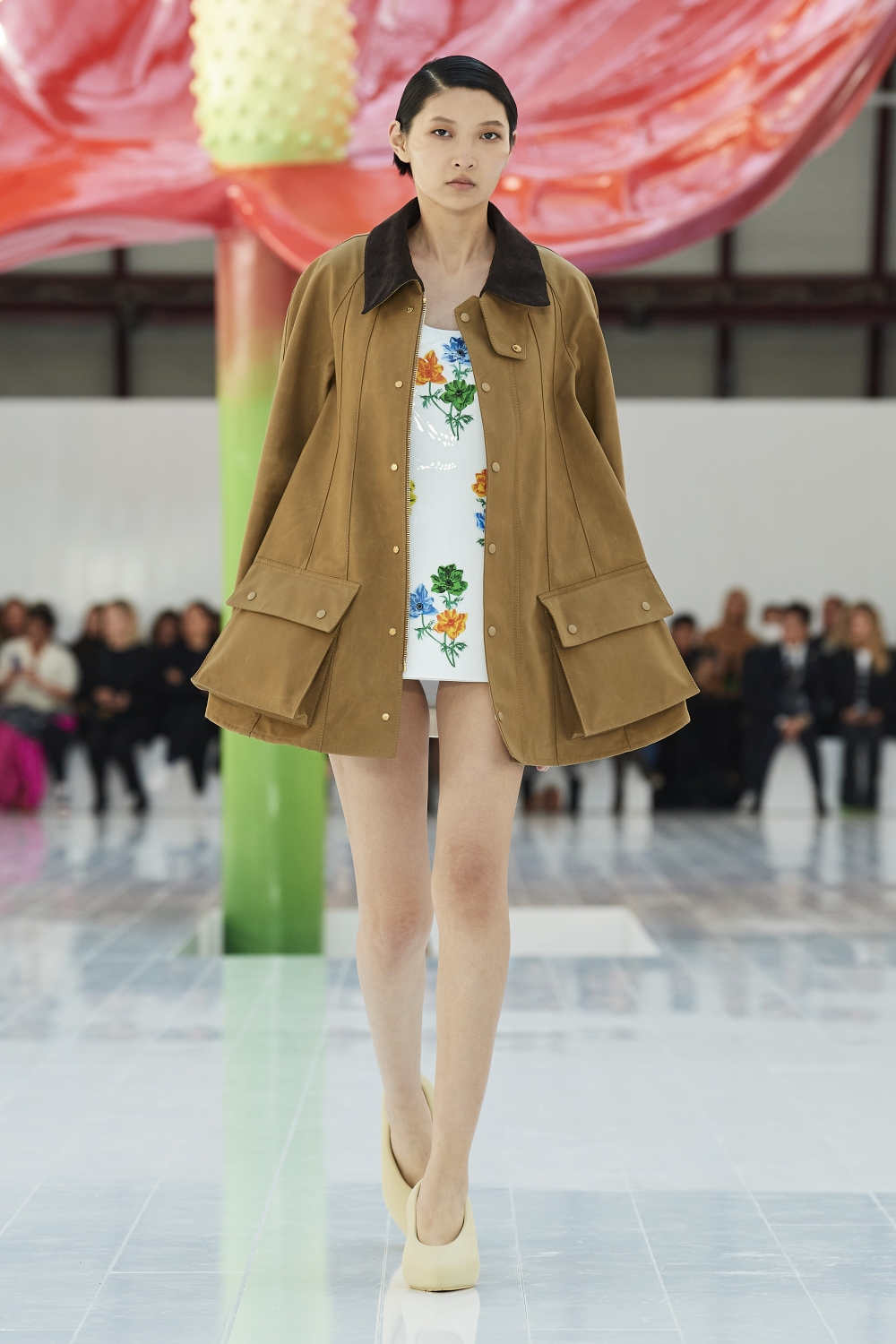 本次登場的極短洋裝也有琺瑯金屬的設計。