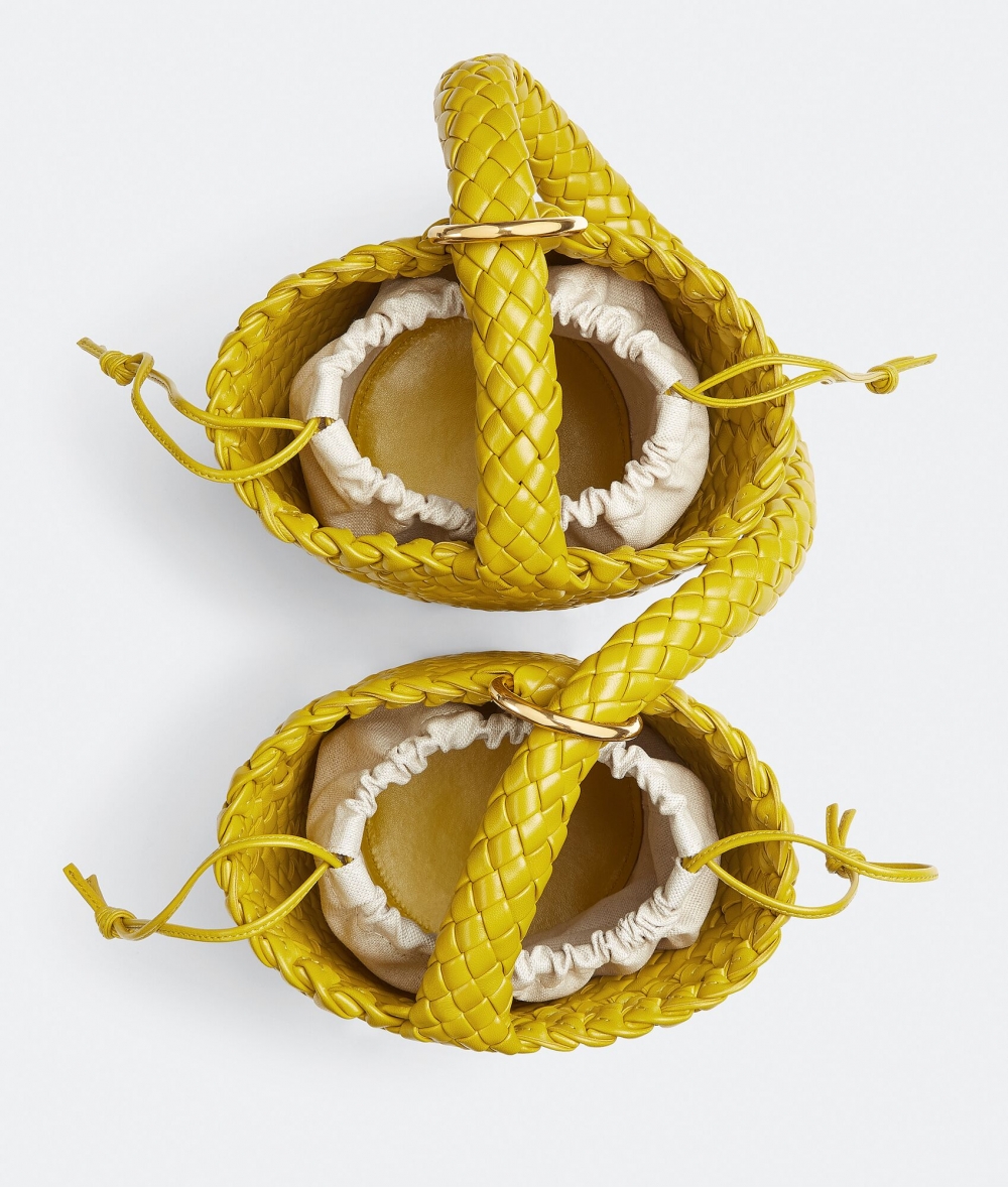 配有金屬環的滑動肩帶。