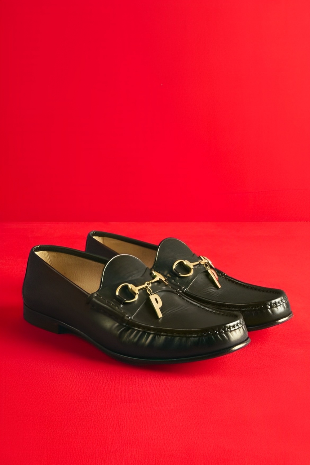 經典的樂福鞋換上了嶄新的設計。