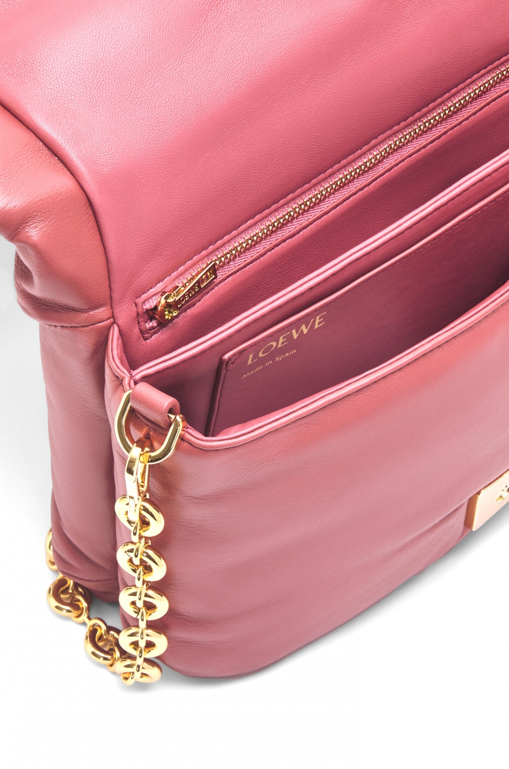 內部包括拉鍊內袋及按扣內袋。