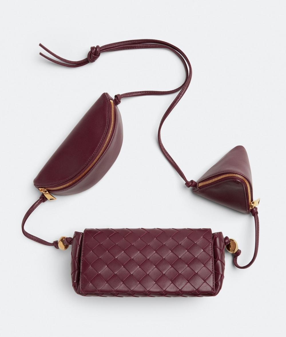 品牌推出酒紅色的款式。