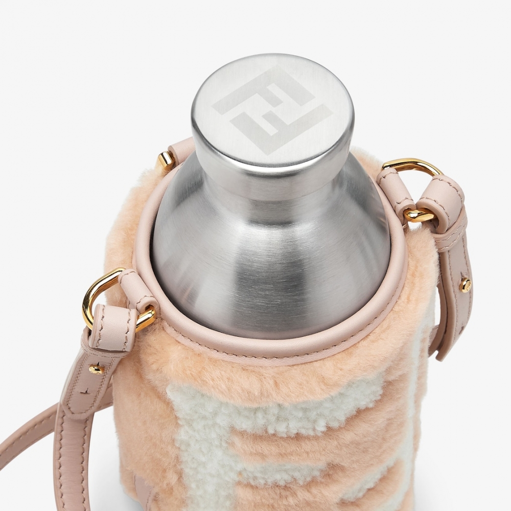 革揹帶的邊線設計搭載金色環扣。