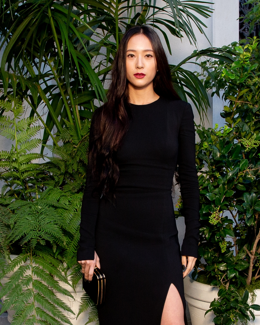 韓國明星Krystal身著全黑的造型登場。