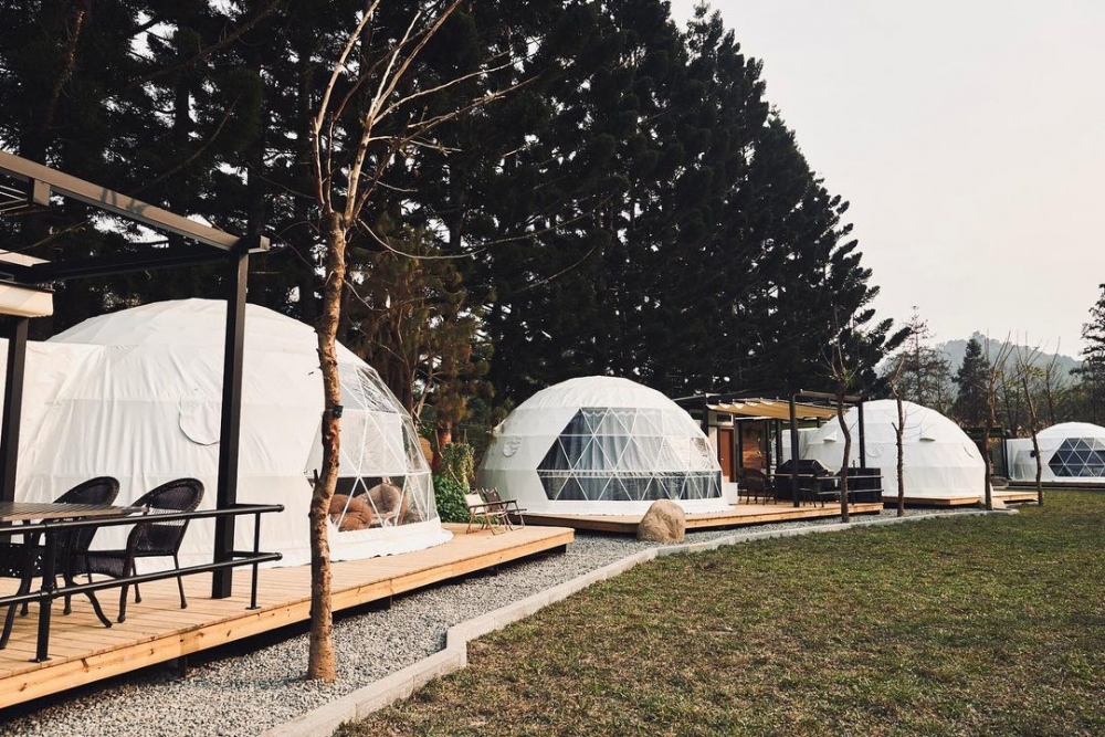 峇嵐杉丘如其名所指,受杉樹所環繞。