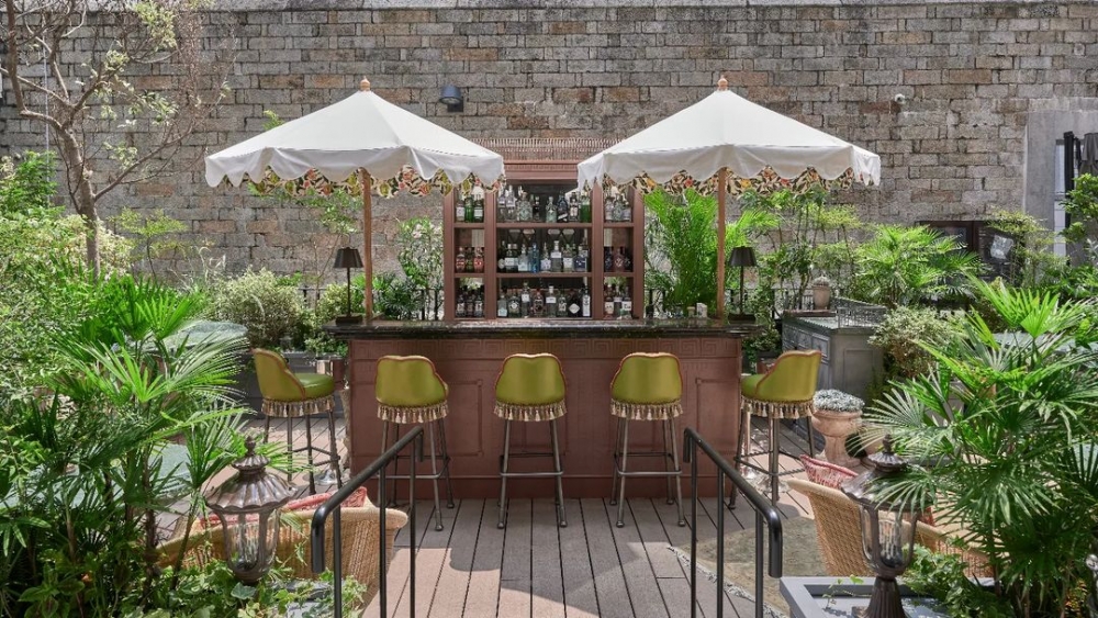 藏在秘密花園裏的酒吧很浪漫。