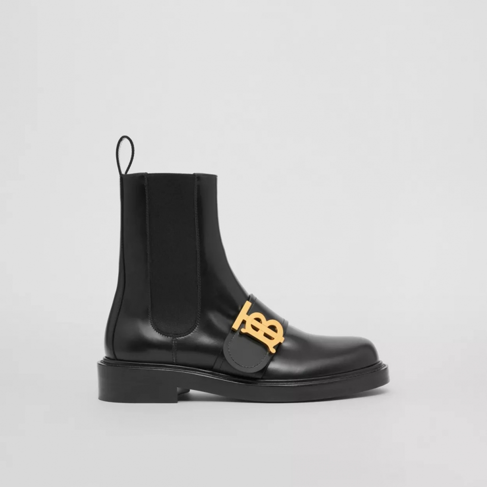 Burberry在簡約的靴身以金色的BT Logo點綴。